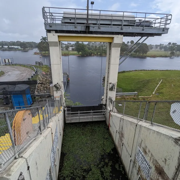 Lock gate