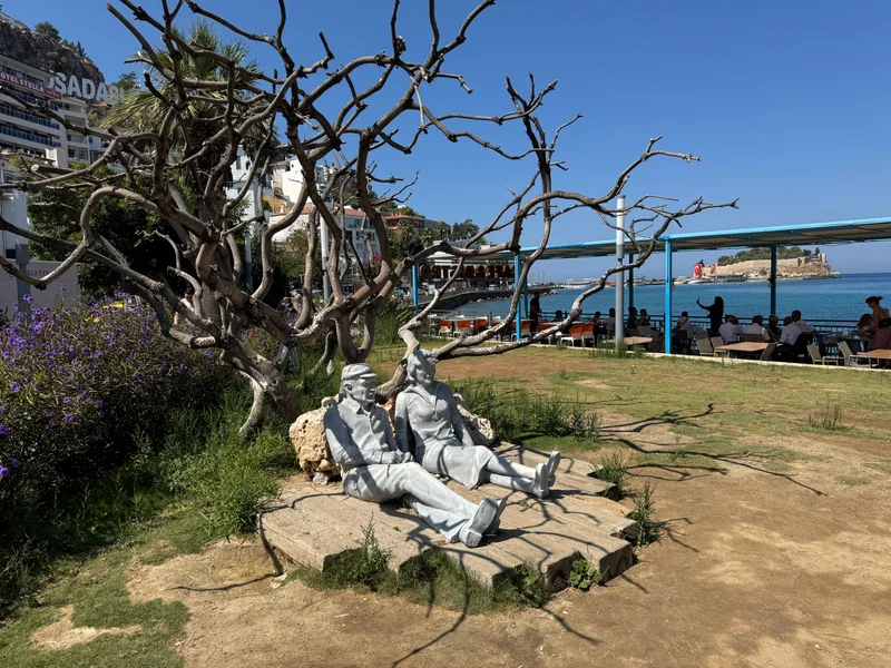 Statue couple
